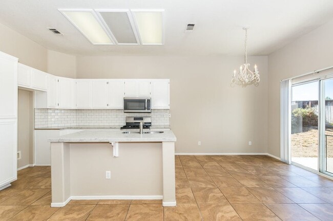 Building Photo - Lovely, Pristine Single-Story in South Tem...