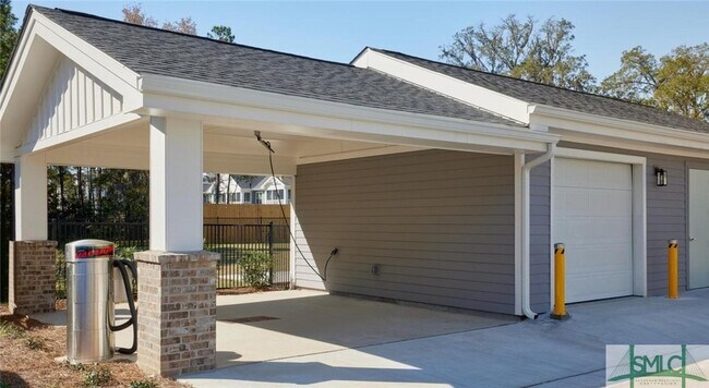 Building Photo - 5000 Populus Dr