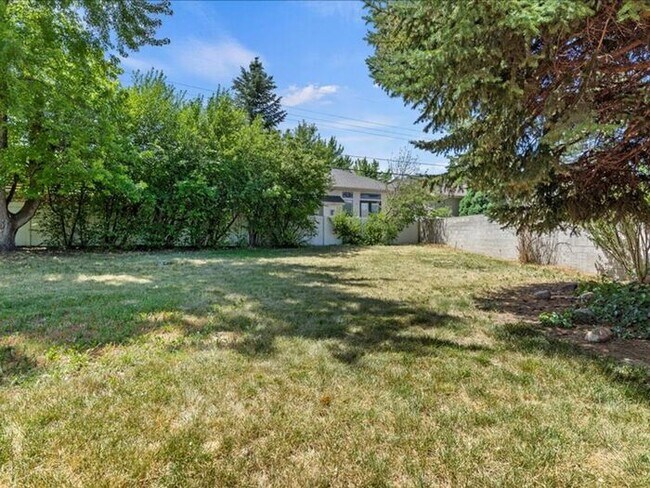 Building Photo - Murray beautiful 4 bed 2.5 bath family home