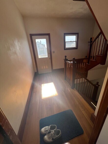 Building Photo - 49 Elm St