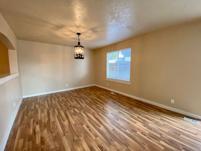 Building Photo - Lovely 4 Bedroom (+ Large bonus room) in B...
