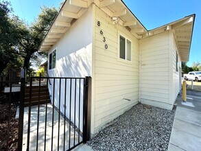 Building Photo - Beautiful Updated 2 Bedroom 2 Bathroom - C...