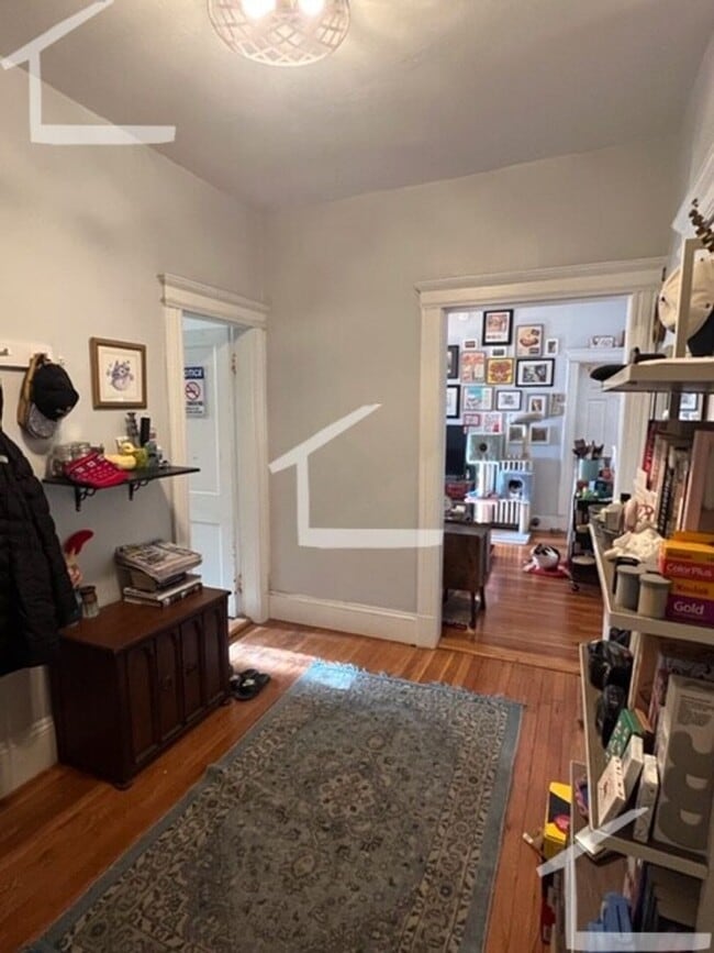 Building Photo - Gorgeous sunny apartment available now due to a lease break - great deal!