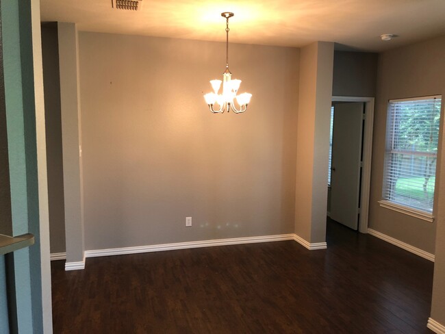 Building Photo - Roomy 4 bedroom 2.5 bath in Waxahachie!!