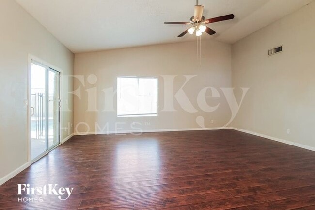 Building Photo - 515 E Renee Dr