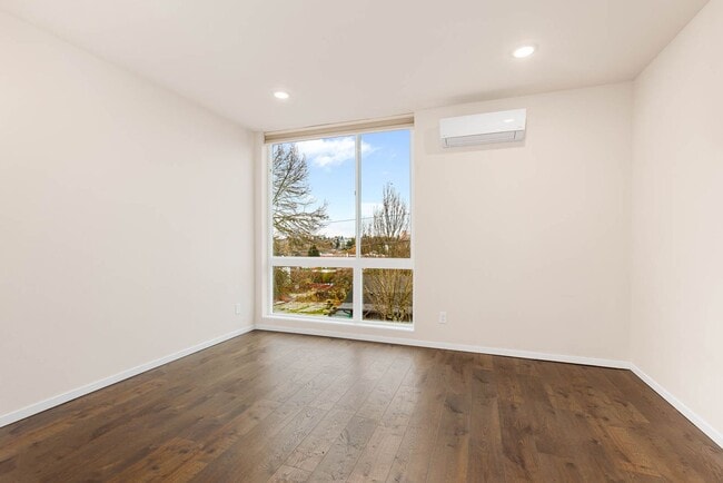 Building Photo - 802 29th Ave S