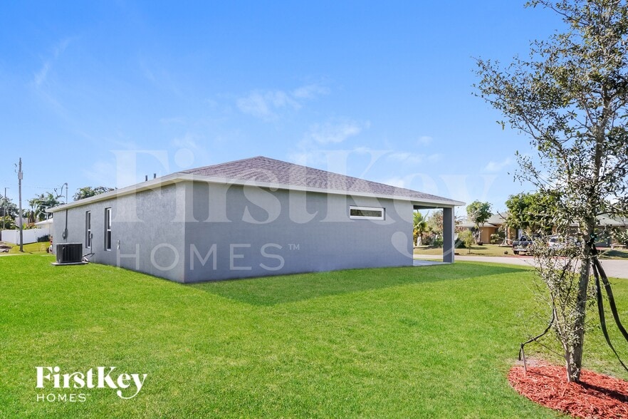 Building Photo - 511 SW Nadell Ave