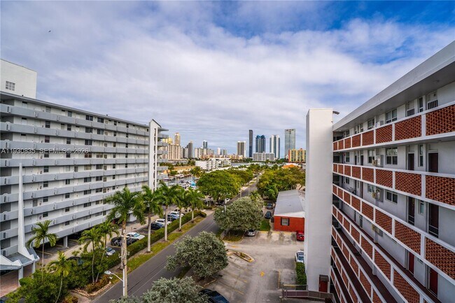 Building Photo - 3660 NE 166th St