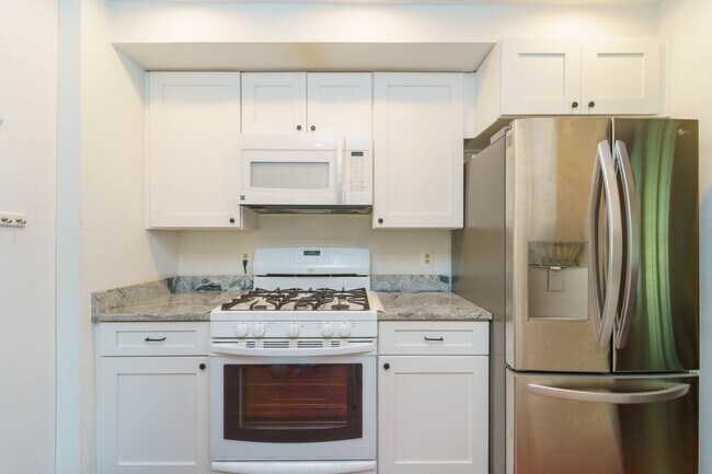Building Photo - Meticulously Maintained 4 BR 2.5 BA Home in Burke, VA