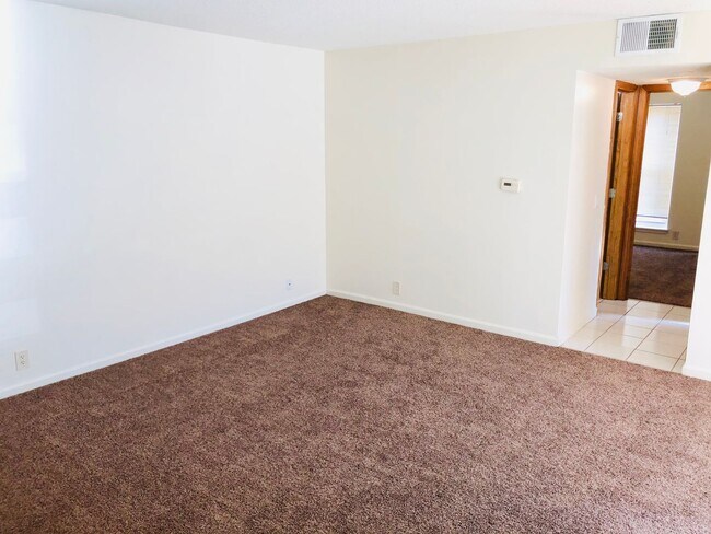 Building Photo - Spacious Apartment!