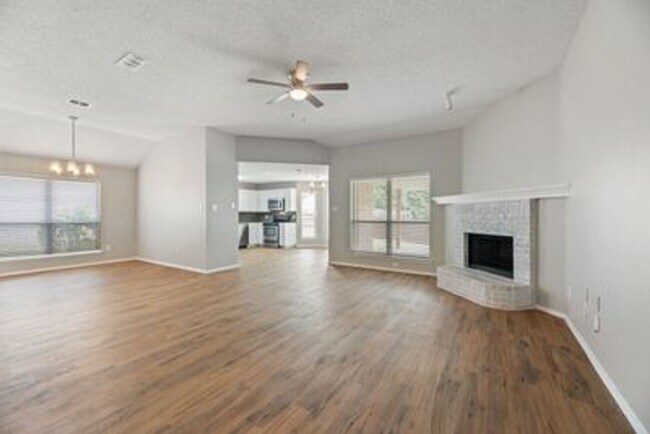 Building Photo - Beautiful newly redone single story home i...