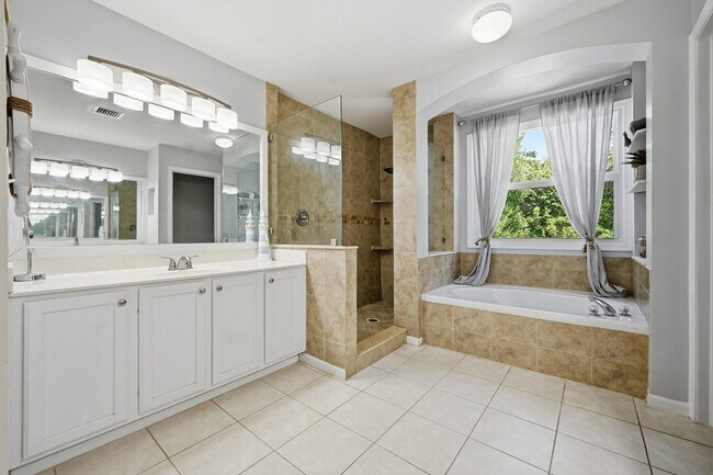 Building Photo - 15073 Oak Chase Ct
