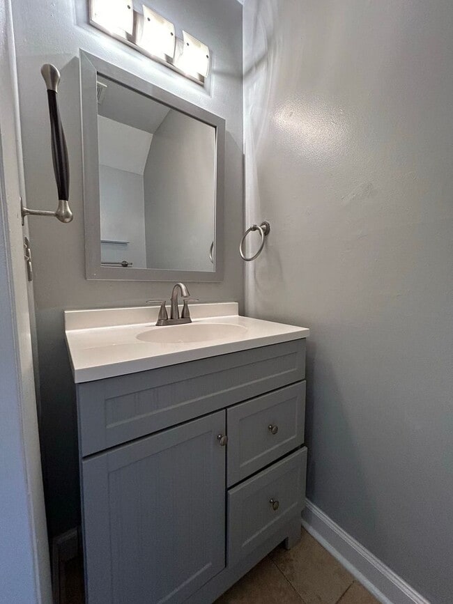 Building Photo - ? Move-In Ready 3BR Townhome | Ask About O...