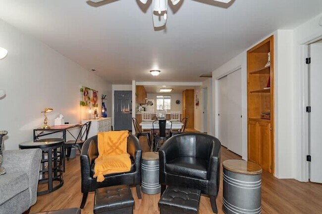 Building Photo - 565 Primrose Dr