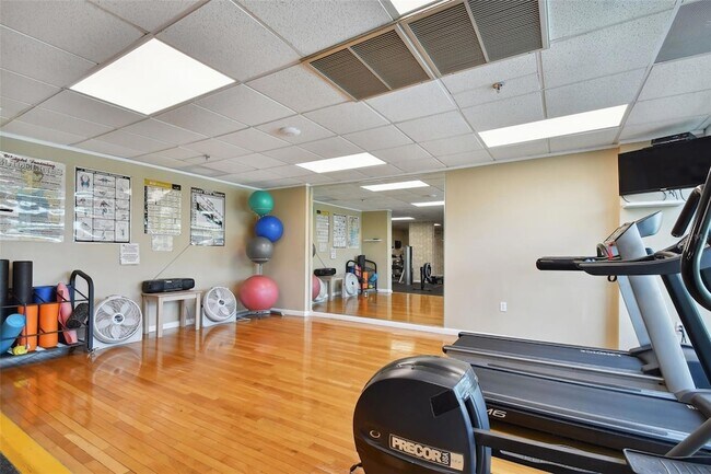 Building Photo - 7050 Sunset Dr S