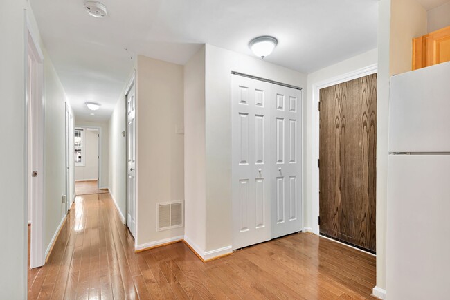 Building Photo - 4 bedroom - Great NW DC location