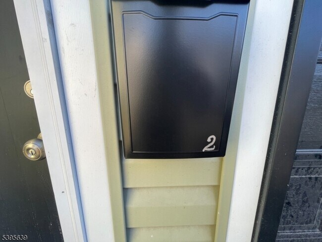 Building Photo - 119-121 Lewis St