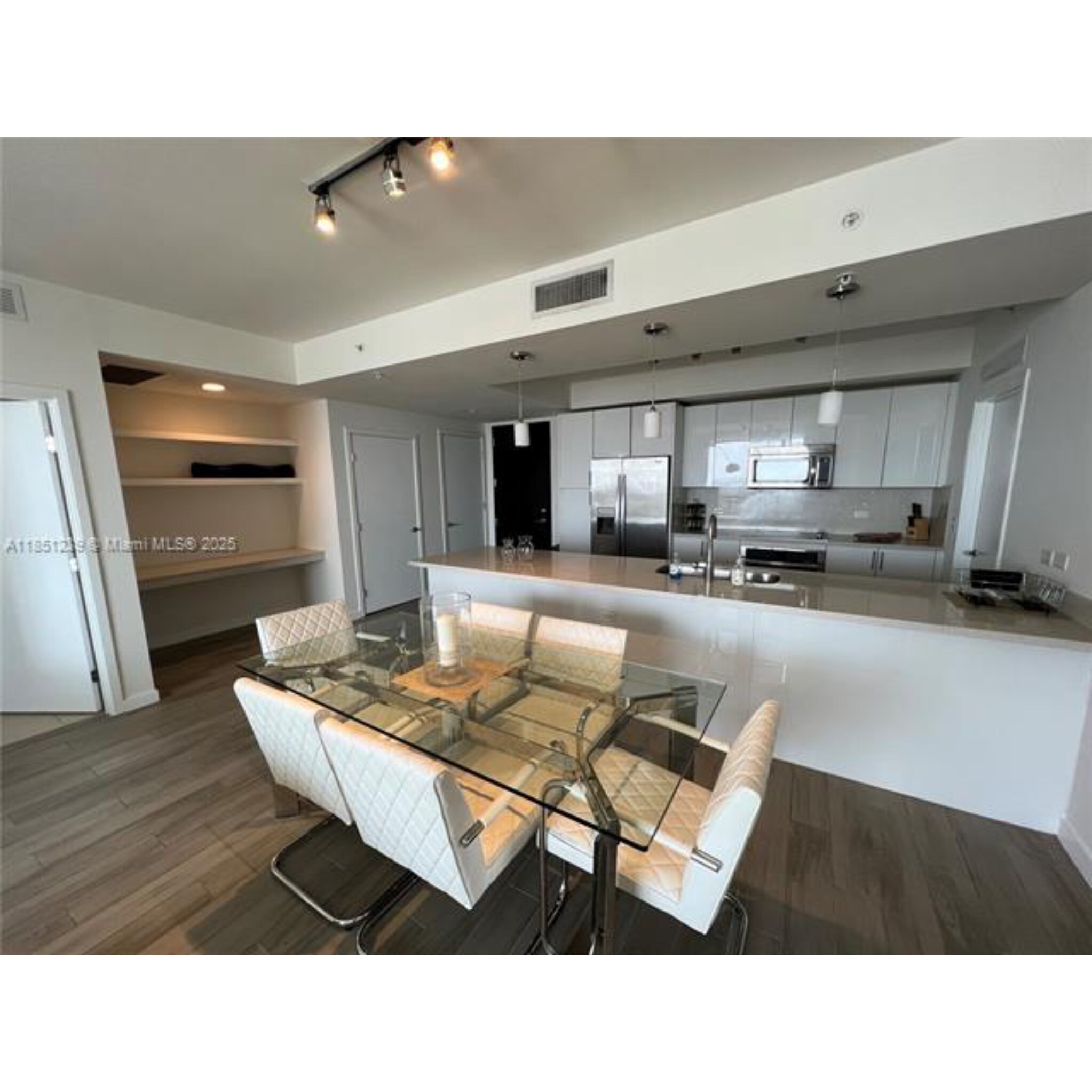 Building Photo - 999 SW 1st Ave