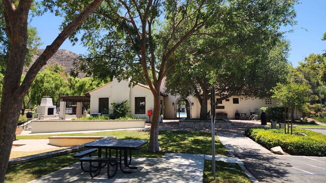 Building Photo - Gorgeous home on the Golf Course in a gated community.