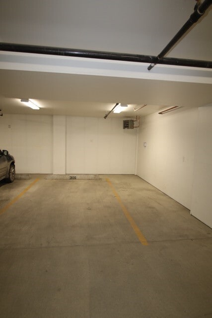 Building Photo - 2 Bedroom Condo close to Downtown!