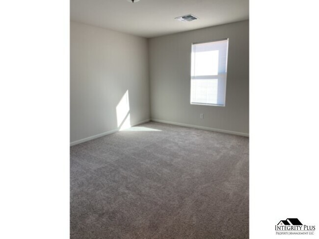 Building Photo - 4 bedroom 3 bath