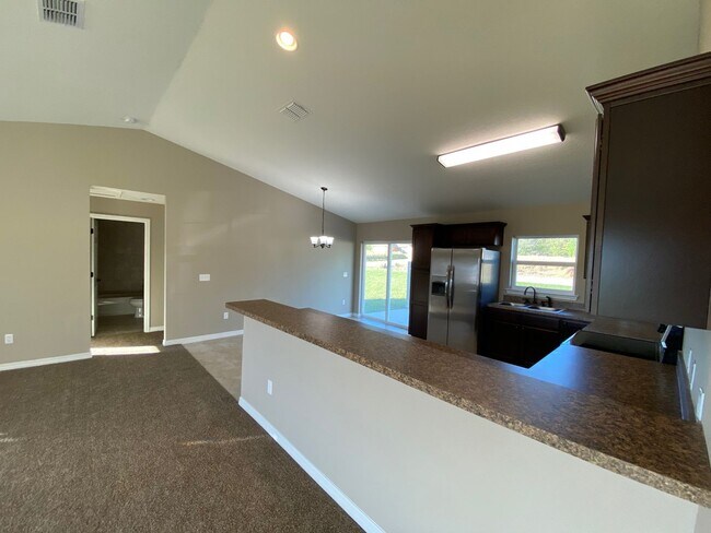 Building Photo - 3/2/2 Silver Spring Shores **Available NOW**