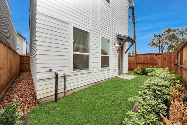 Building Photo - 7502 B Carver Rd