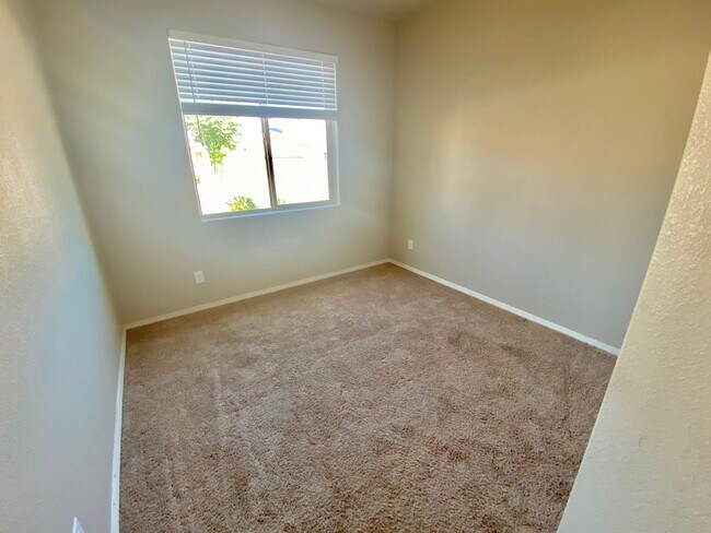 Building Photo - Spacious 3 Bedroom Home in Rio Rancho | Refrigerated Air | Large Backyard | Near Hwy 550 & 528
