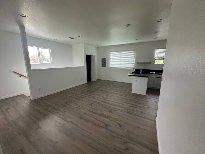 Building Photo - 15122 Burbank Blvd