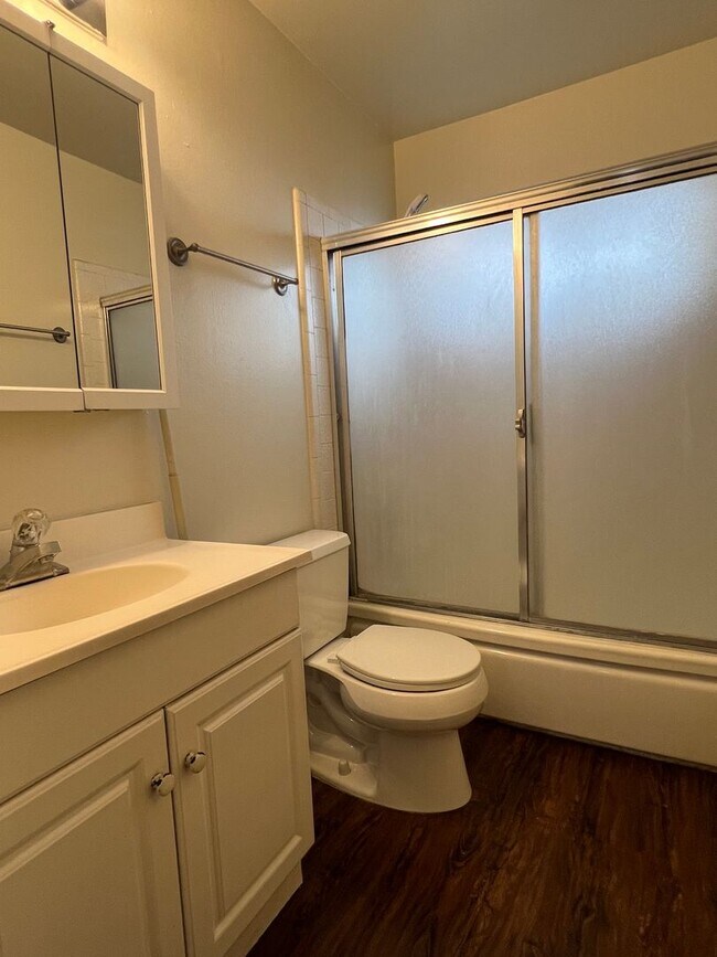 Building Photo - $500 OFF JAN RENT!  NICE UPDATED DUPLEX IN SACRAMENTO!!