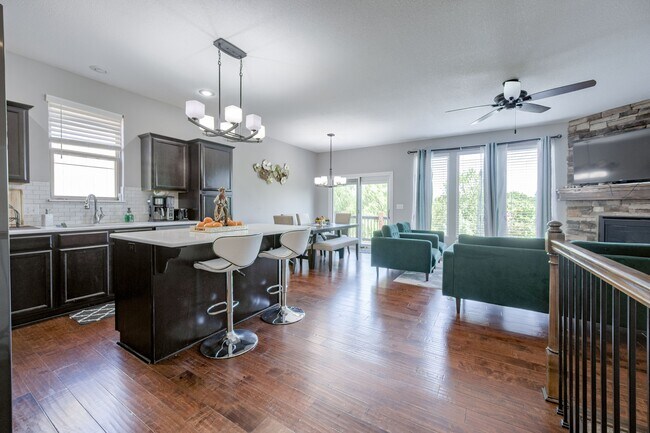 Building Photo - 15523 Valley View Dr
