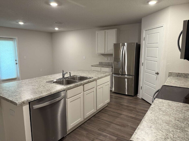 Building Photo - Spacious 4-Bedroom Rental in Quiet Pensaco...