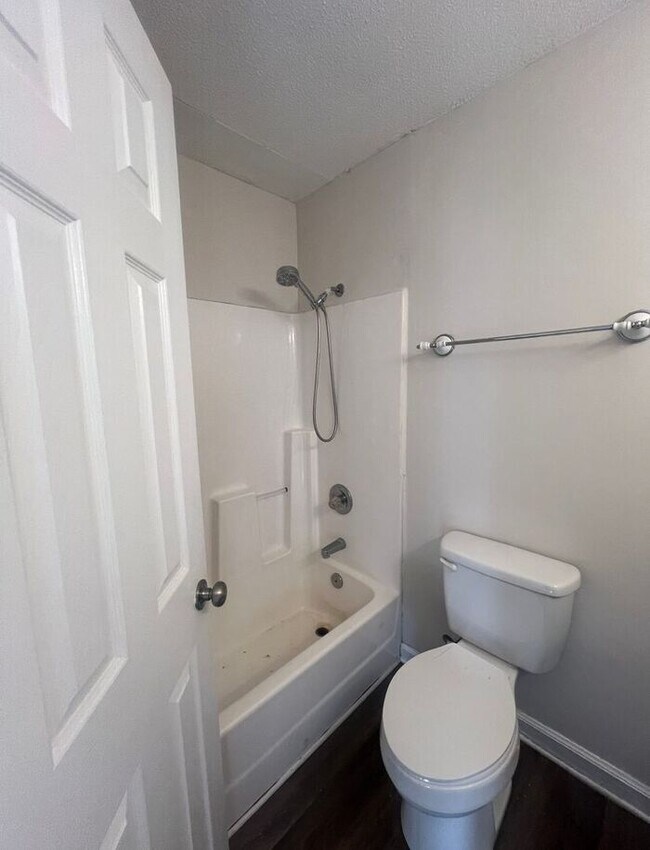 Building Photo - Brick one level home, Live Oak Tree, 3-4 bedrooms, fenced yard, deck.