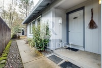 Building Photo - 3 Bedroom / 3 Bath Home Available in the Heart of Shady Cove!