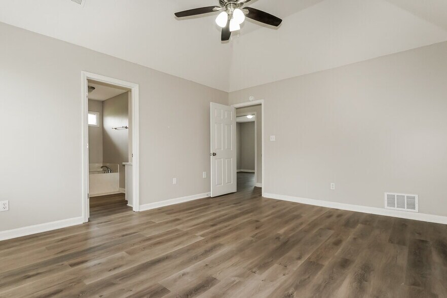 Building Photo - 10873 E Ridge Dr