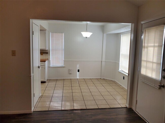 Building Photo - 907 Fairway Green Cove