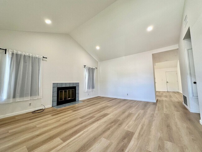 Building Photo - Completely Remodeled 3 Bed 2 Bath Ardenwoo...