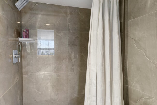 Building Photo - 130 Lakeshore Dr