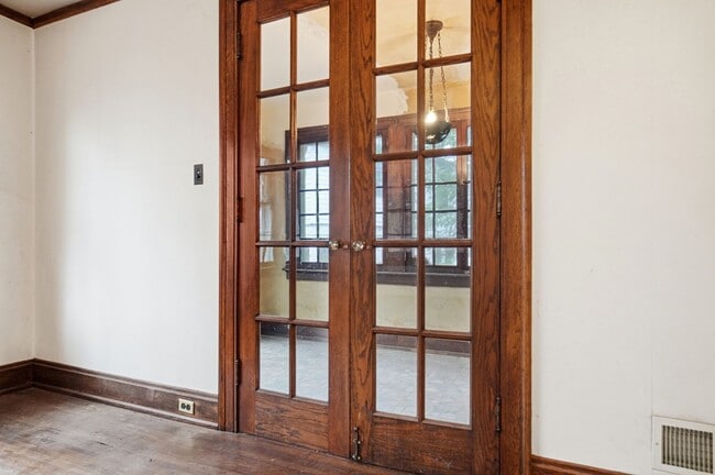 Building Photo - Private House on iuka ave Ravine – Central Campus – Newly Renovated - Flexible Pricing