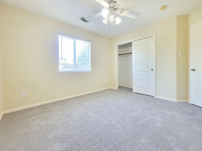 Building Photo - Large 4 Bed, 2.5 Bath Home Perfect for Com...