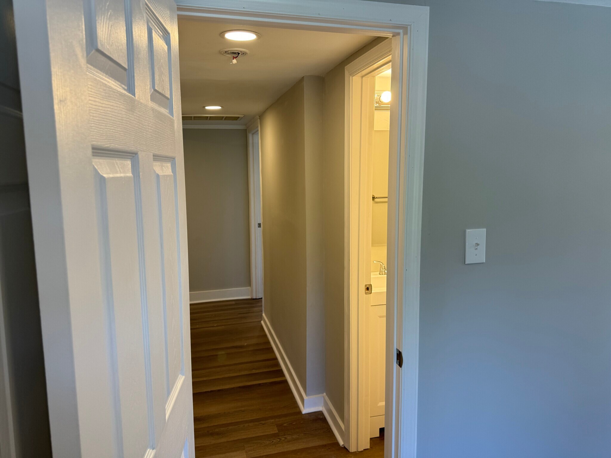Hallway upstairs - 3903 King St