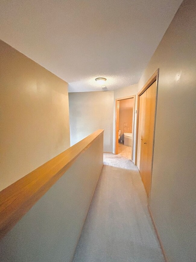 Building Photo - Spacious 3bed Townhome in Coon Rapids.  FI...