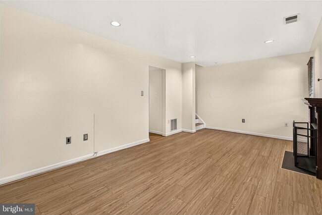Building Photo - 14637 Stream Pond Dr