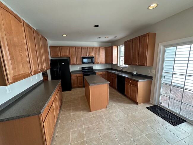 Building Photo - Lovely 4 bedroom townhome in Villages of Five Points