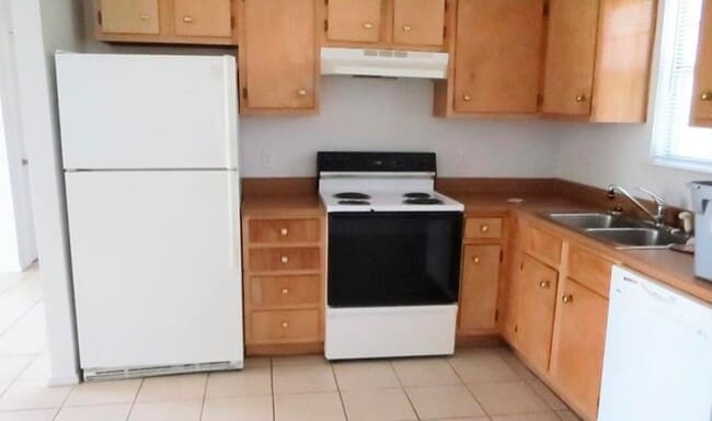 UNIT C, Kitchen - 605 College St