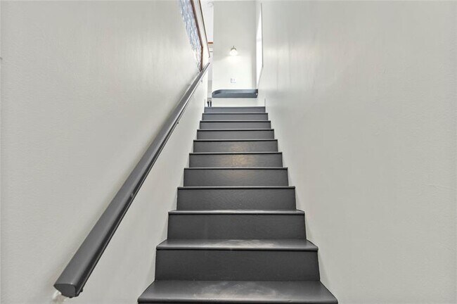 Building Photo - 610 Gardens Dr