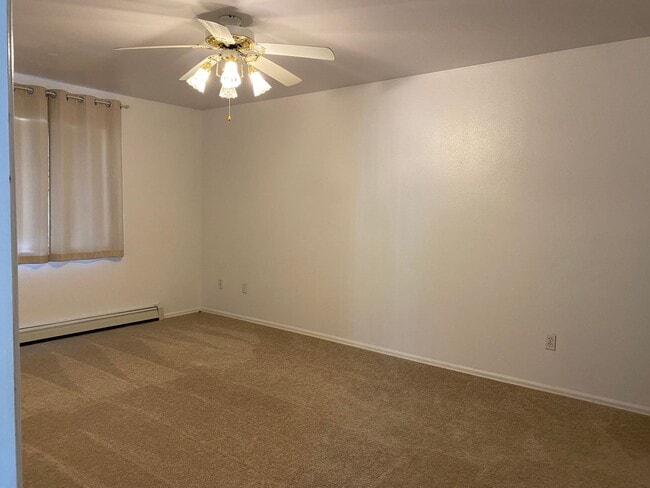 Building Photo - 2 Bed 2 Bath Townhome