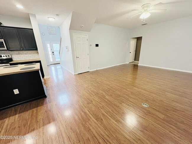 Building Photo - 5950 Round Table Rd