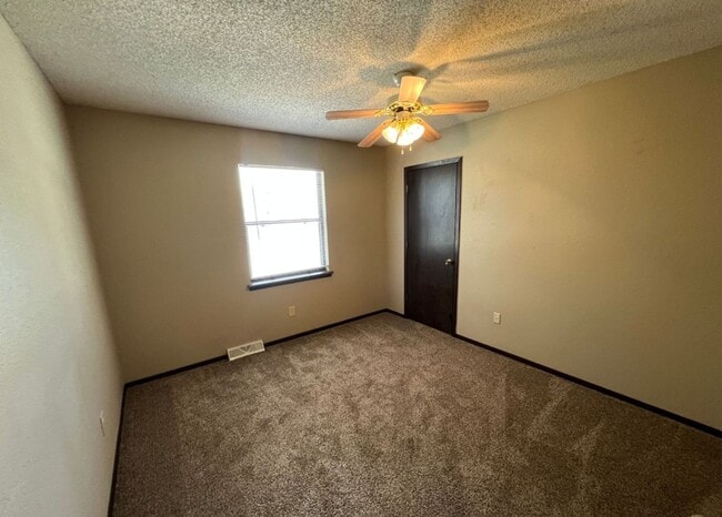 Building Photo - Spacious Duplex with Finished Basement & G...