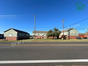 Building Photo - Cute 2-Bed/1.5-Bath Townhome for Lease in ...